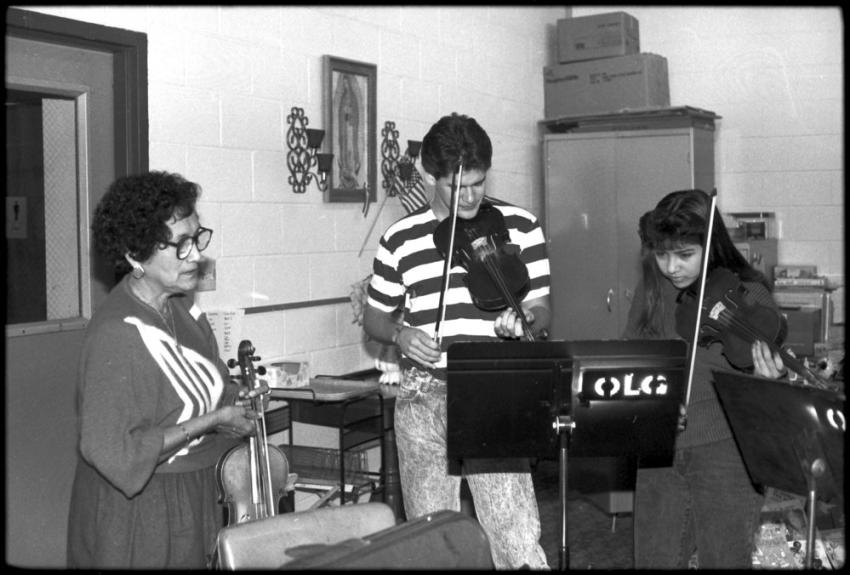 Teresa Cuevas teaching violin