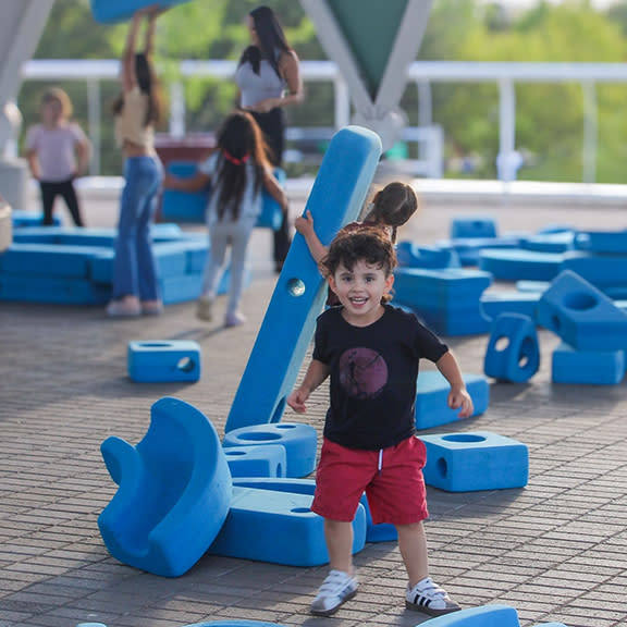 Kid having fun at Explora