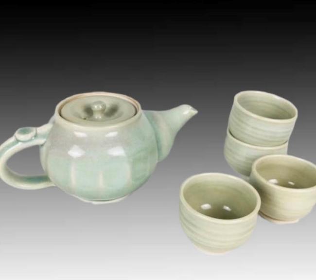 hand thrown ceramic tea pot and tea cups