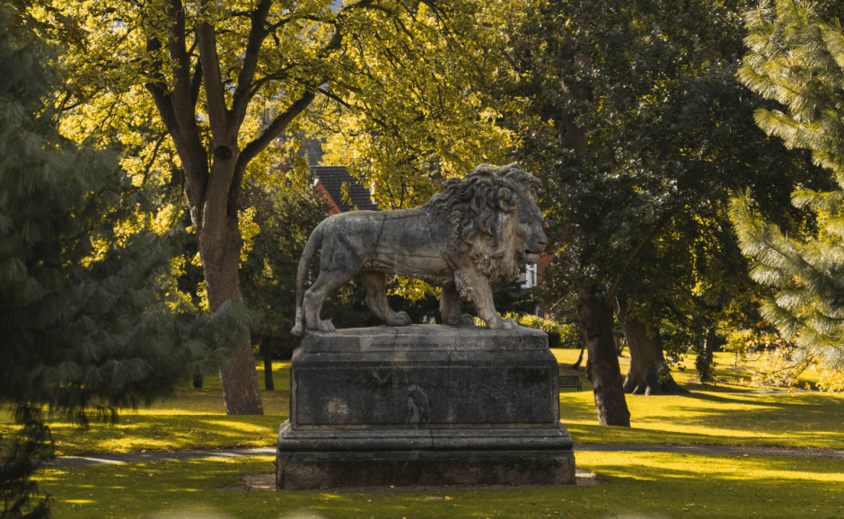 A statue of a lion called Arboretum.