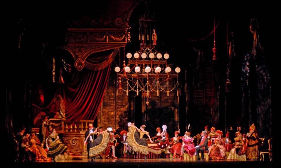 La Traviata (photo: Philip Groshong)