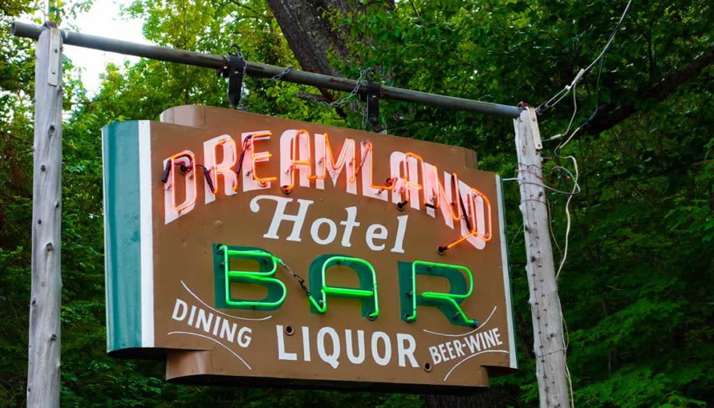 Dreamland restaurant & bar sign