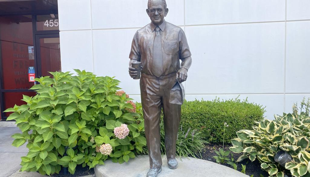 Dave Thomas Statue