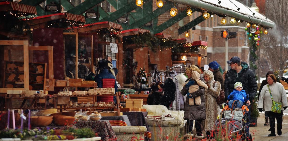 Kerstmarkt booth and shoppers