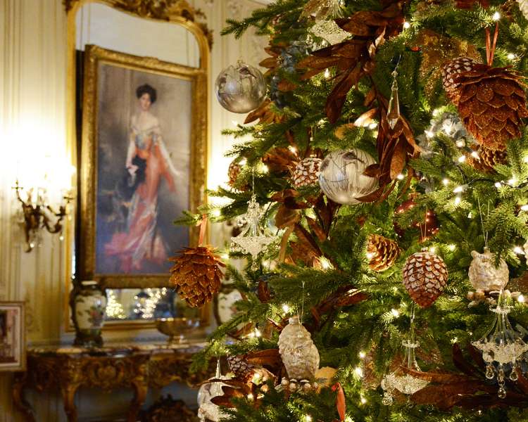 Mansion interior, decorated Christmas tree
