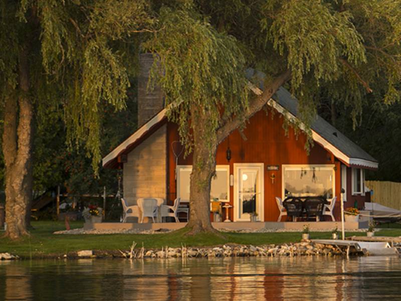 Wheelchair-Accessible Lodging Chalet on the Shore