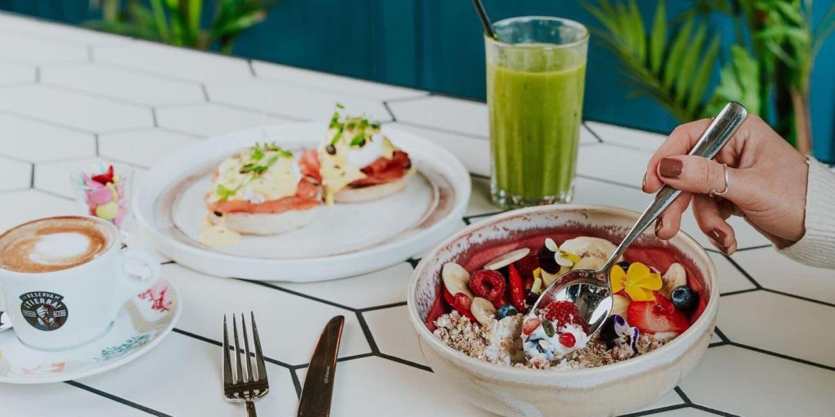 All Bar One healthy oat bowl alongside a green fruit smoothie and coffee