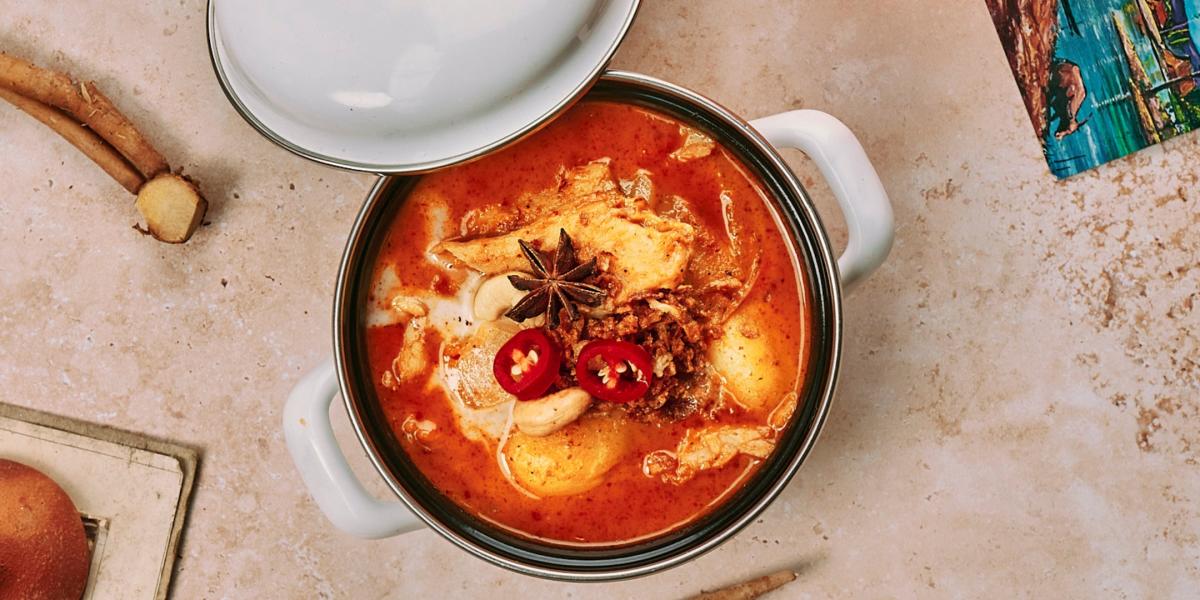 Thaikhun spicy curry dish in small white cookery pot