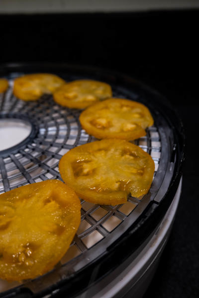 Dehydrating tomatoes