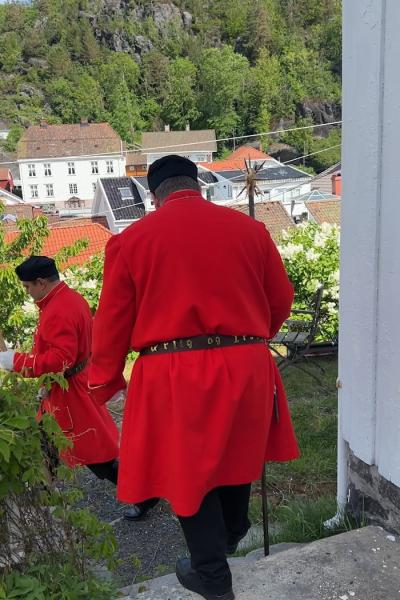 To vektere i rødt går ned en smal sti