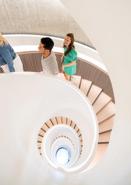 tre personer i trapp