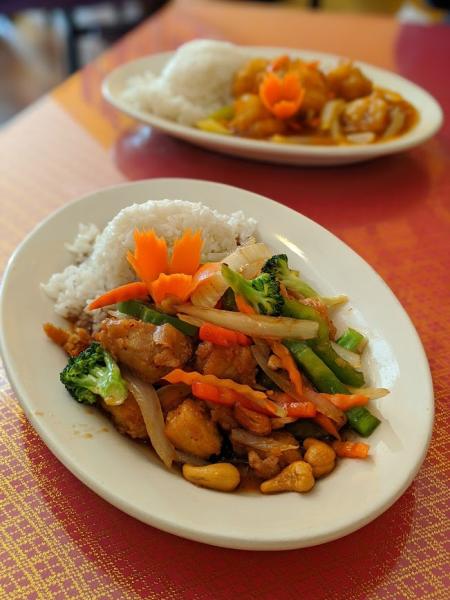 photo of siam chicken dish with vegetables and rice at siam orchid in bellevue ky