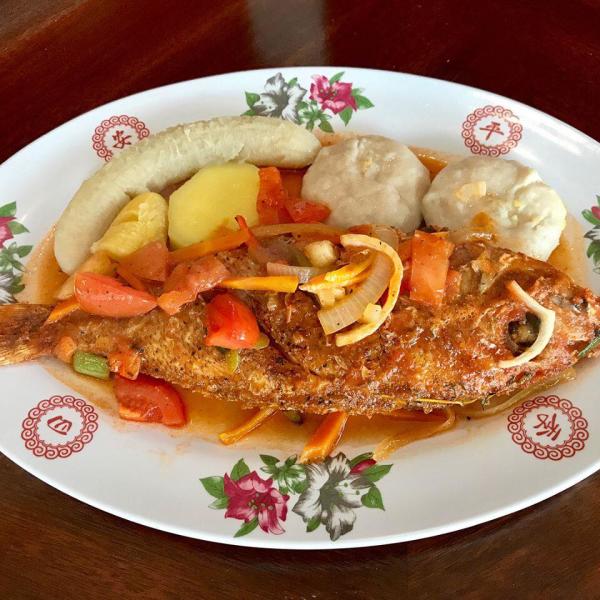 fish plate with vegetables and fruit