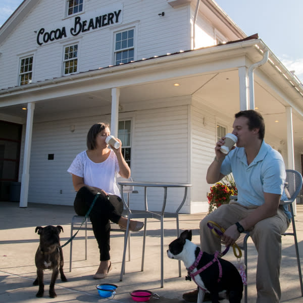 Cocoa Beanery Exterior with dogs