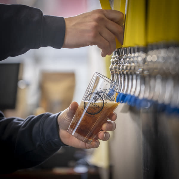 Lindgren Brewery Beer Pour