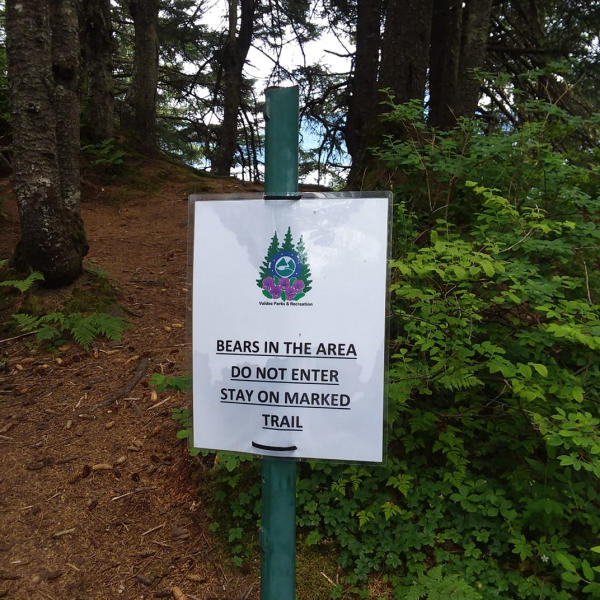 A warning sign on a hiking trail