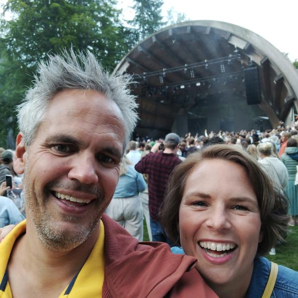 to mennesker på festival