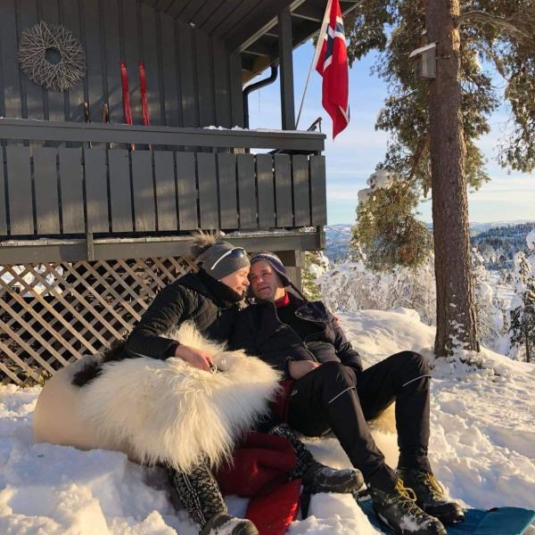 to mennesker i solveggen