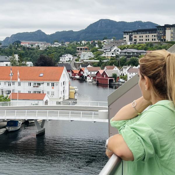 dame som nyter utsikt fra balkong