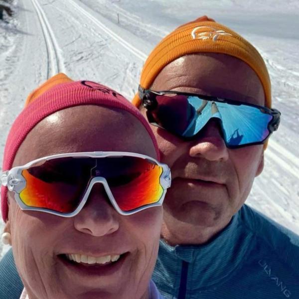 to mennesker på skitur