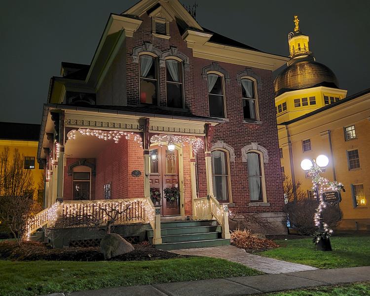 1884 Victorian building behind courthouse with Christmas lights