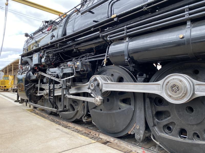 A picture of the wheels of the AT&SF 2926 locomotive