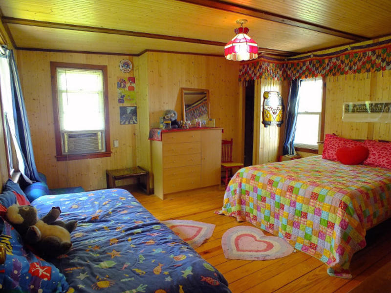 A two-bed children's room at the Lake Lemon Strawberry Fields guest house