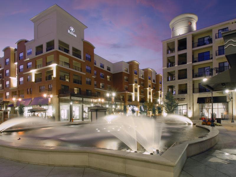 Hilton Promenade Hotel Fountain