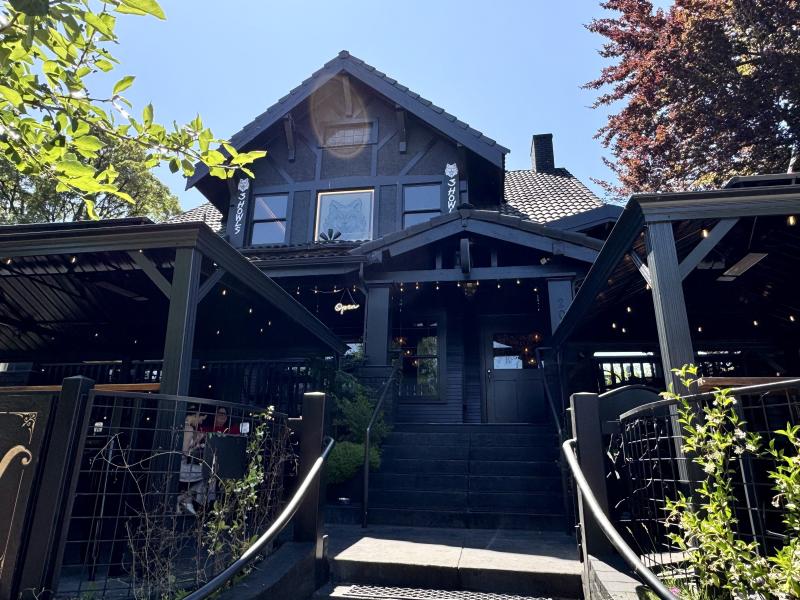 3 Howls Exterior Image