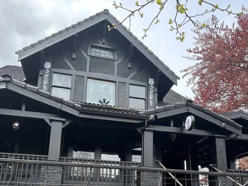 3 Howls exterior