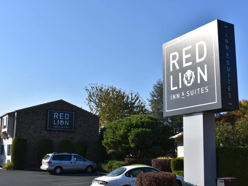 Red Lion Inn & Suites exterior 2