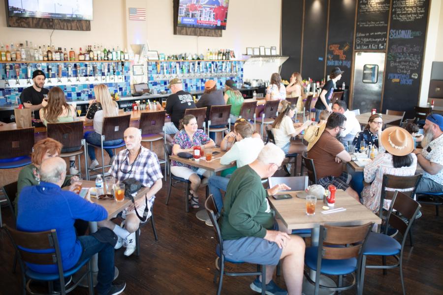 Square Burger - busy restaurant