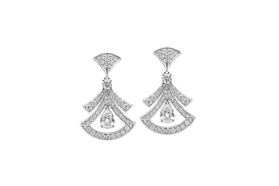 The Diva’s Dream collection is recognized by its fan-shaped motif, here with a diamond drop in the center