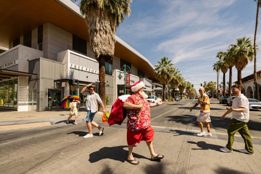 Santa shopping on Palm Canyon Drive in Palm Springs for the Holidays