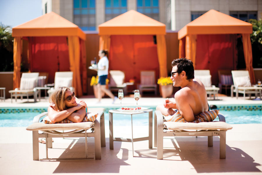 Couple-at-the-pool-at-the-four-seasons-hotel-silicon-valley