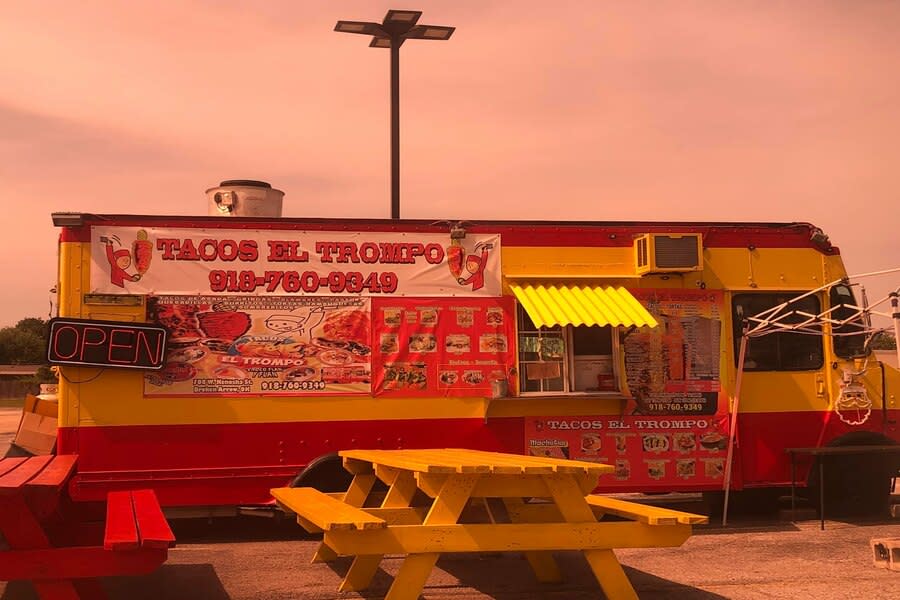 Exterior of the Tacos el Trompo food truck in Tulsa, OK.