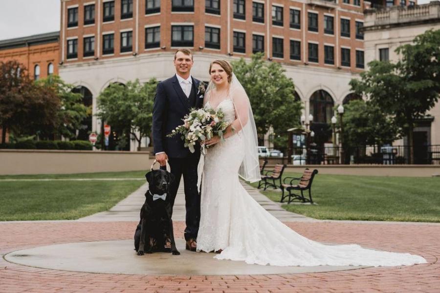 Wedding Couple On 400 Block