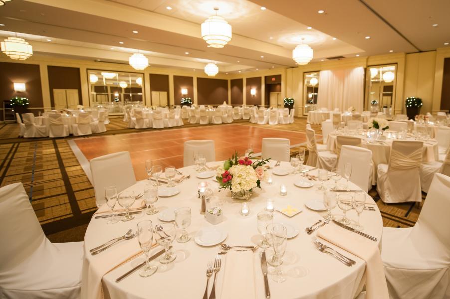 Saratoga Hilton ballroom dressed up for wedding reception
