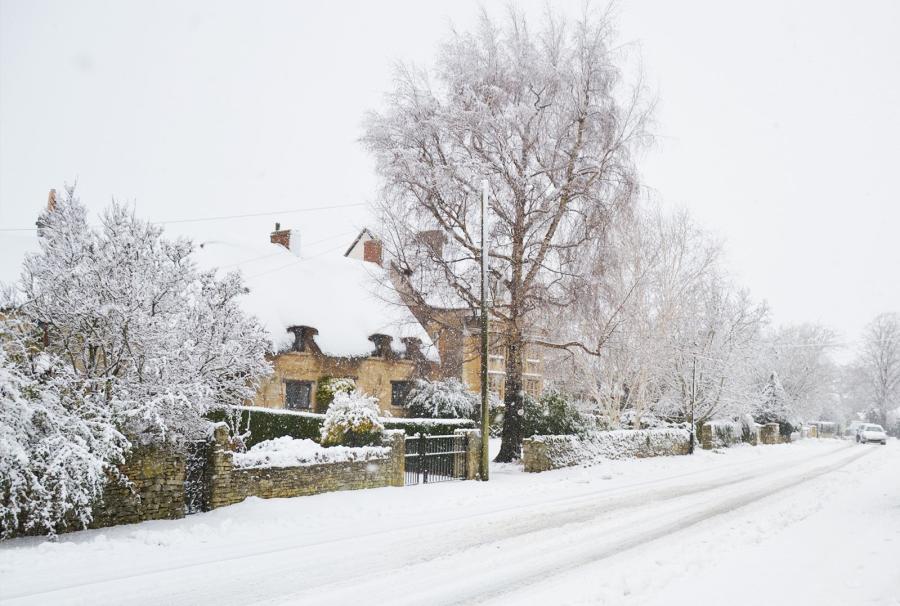 CJP Cotswold Tours - snow scene with a thatch cottage