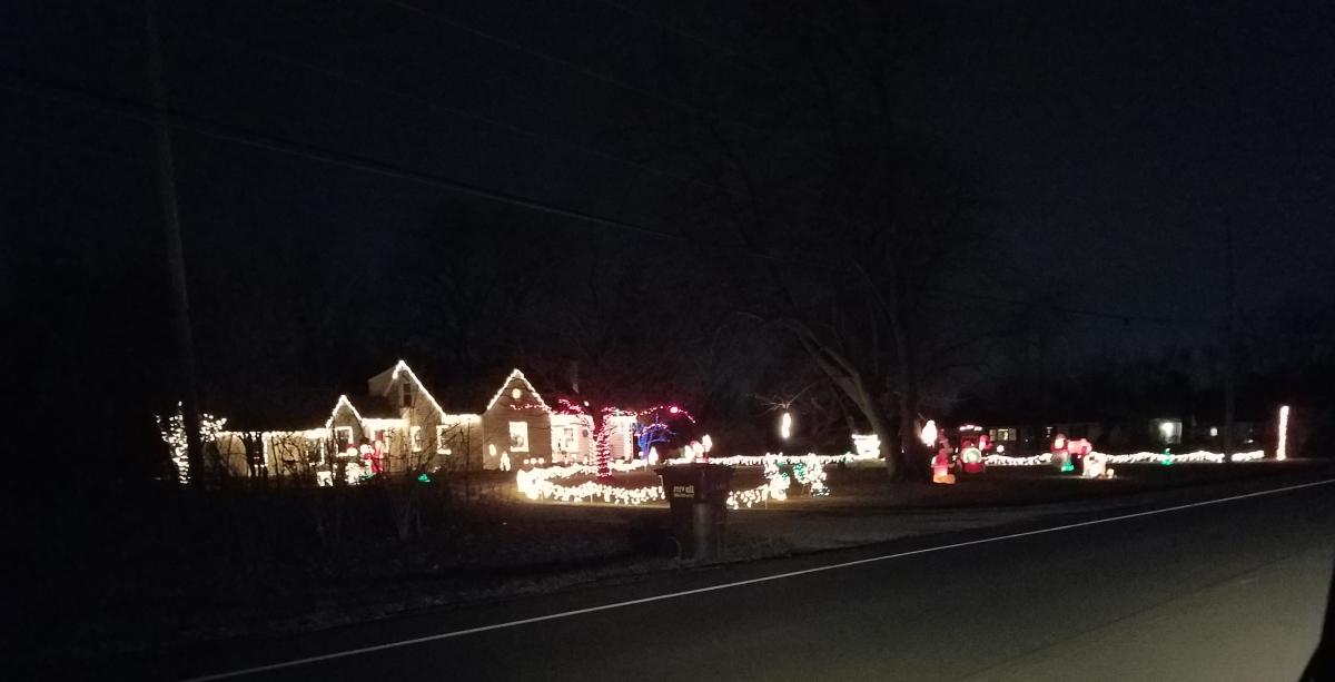  Pantalla de luces de Navidad en 1823 Dunkleberg Rd. en Fort Wayne, Indiana