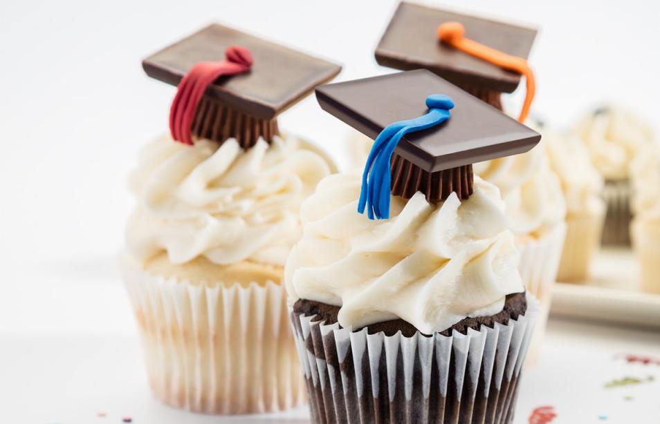 Cupcakes with chocolate graduation caps