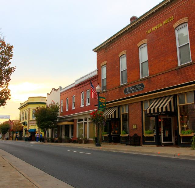 hotels near jiffy lube live