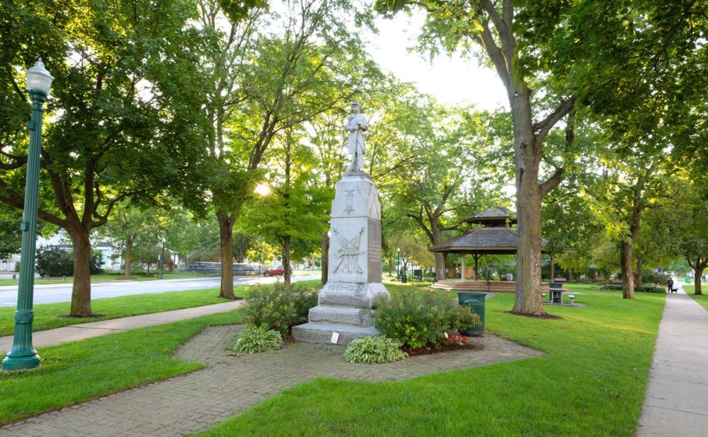 Statue in Monument Park Dexter