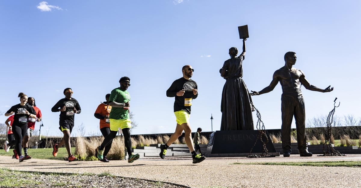 A group of runners pass by a monument during the Run Richmond 16.19.