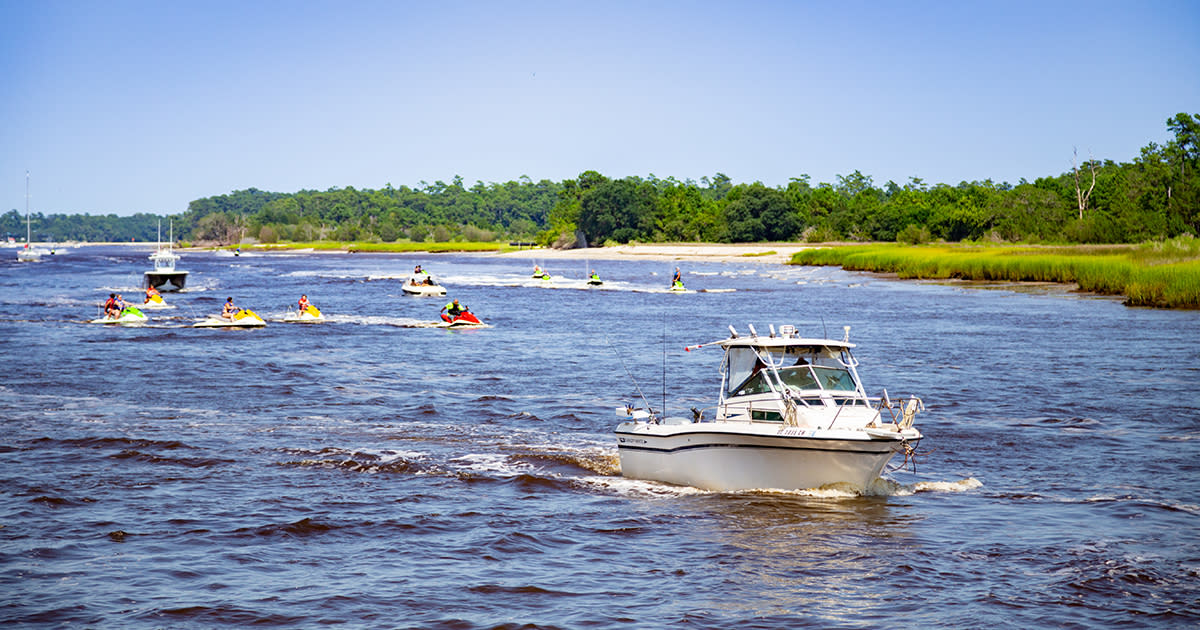 Boating on the Intracoastal Waterway in Little River