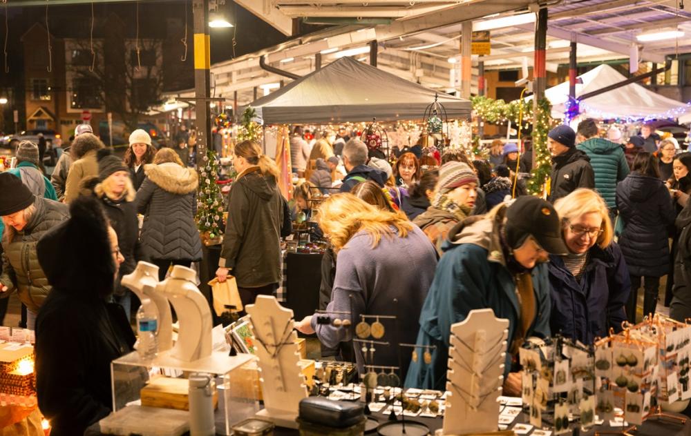 People shopping at Kerrytown kindlefest