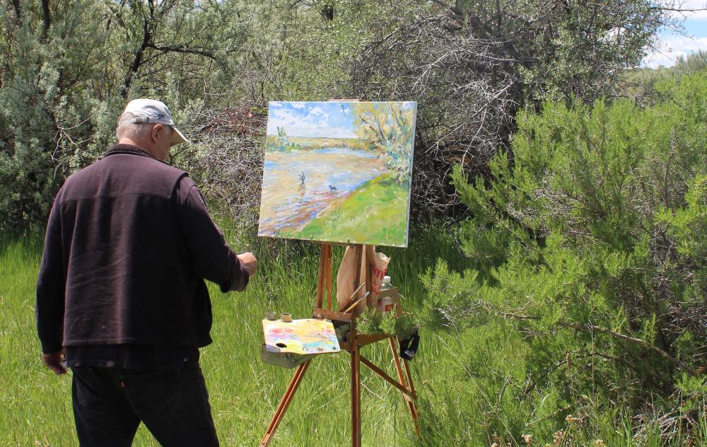 Tom paints