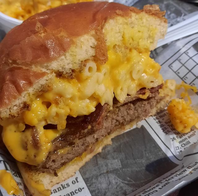 815 Gourmet Grill Mac and Cheese Burger