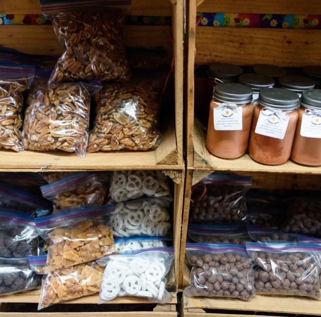 Lee_s Produce pecans_candies 2000x1500 72dpi