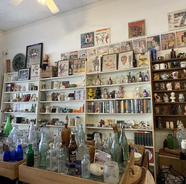 COUNTRY BOY ANTIQUES & BOTTLE SHOP